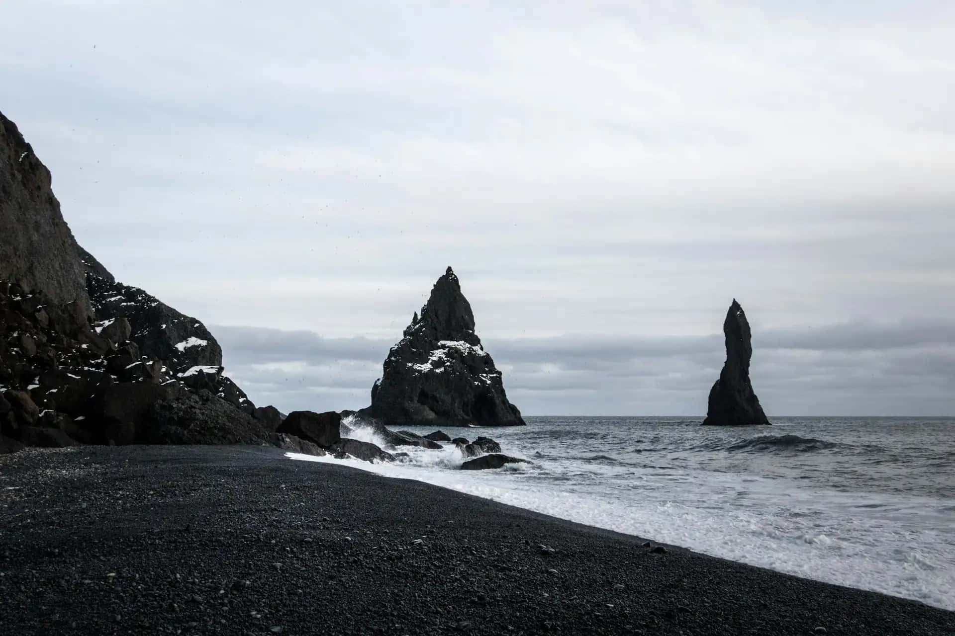 Reynisfjara (Czarna Plaża) - popularna atrakcja turystyczna w Islandia