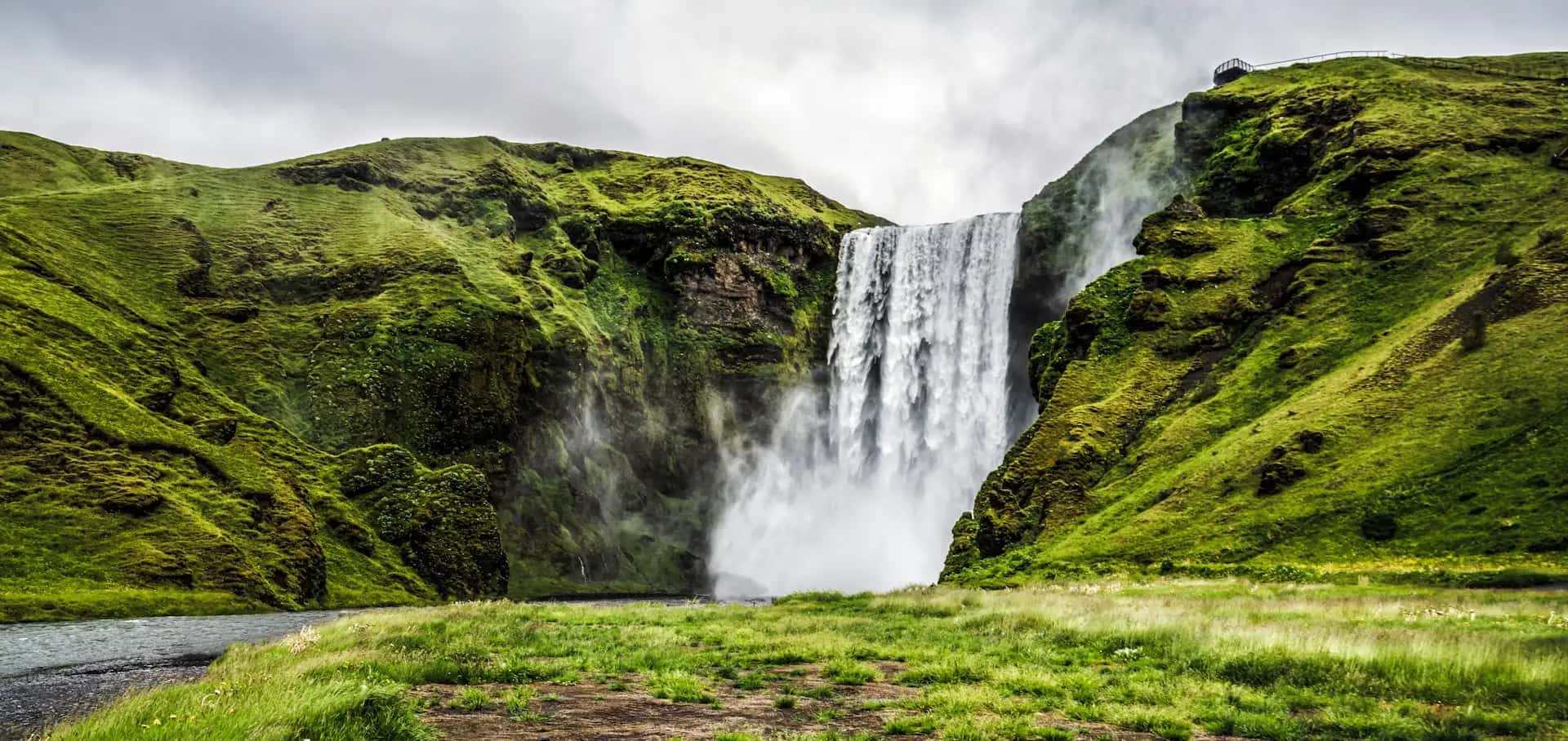 Skógafoss - popularna atrakcja turystyczna w Islandia