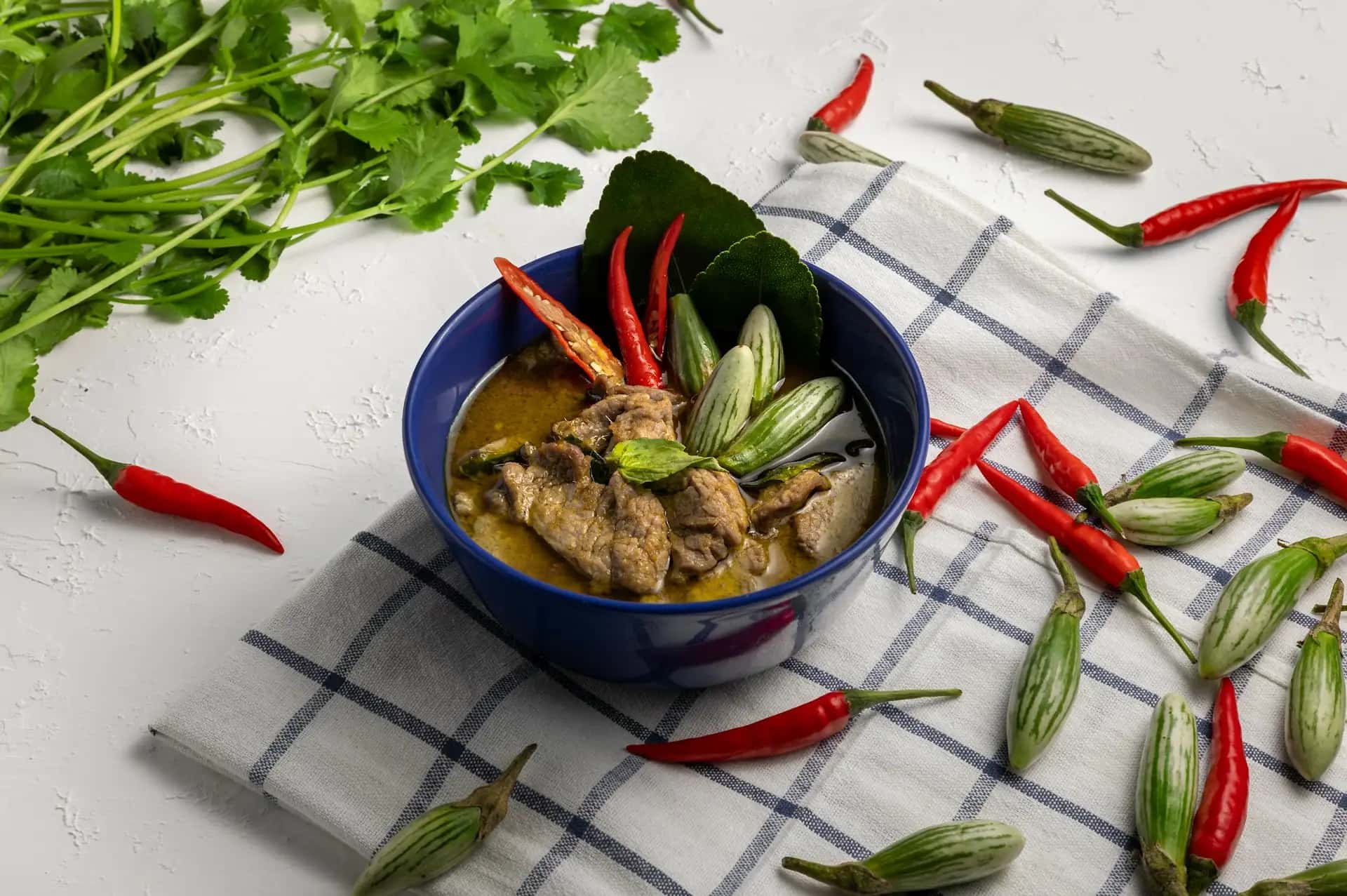 Potrawa Green Curry (Kaeng Khiao Wan) - tradycyjna kuchnia Tajlandia