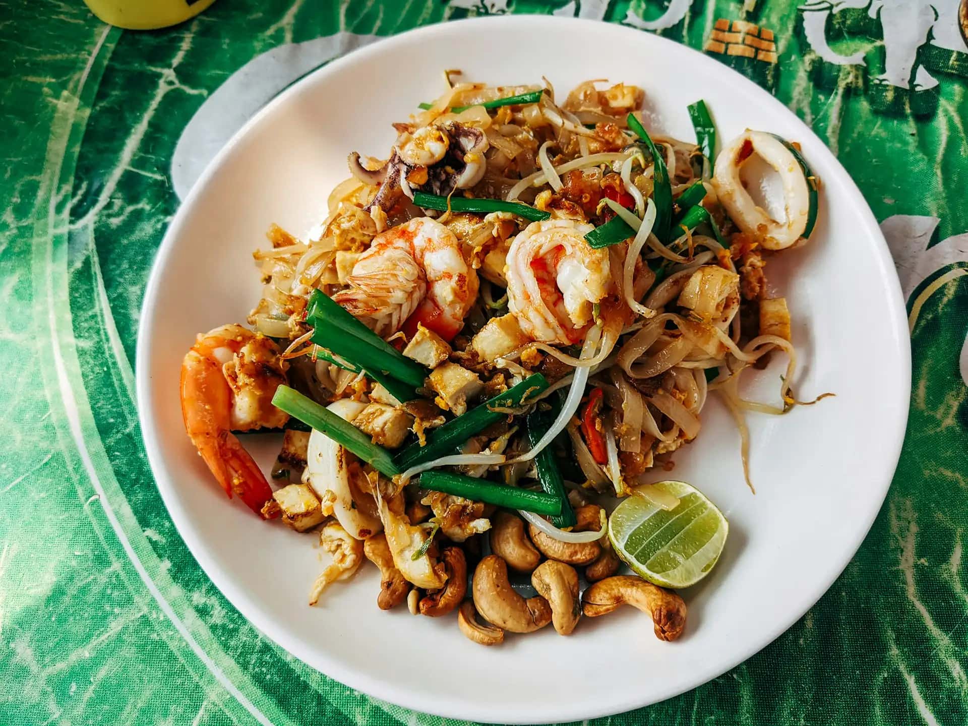 Potrawa Pad Thai - tradycyjna kuchnia Tajlandia