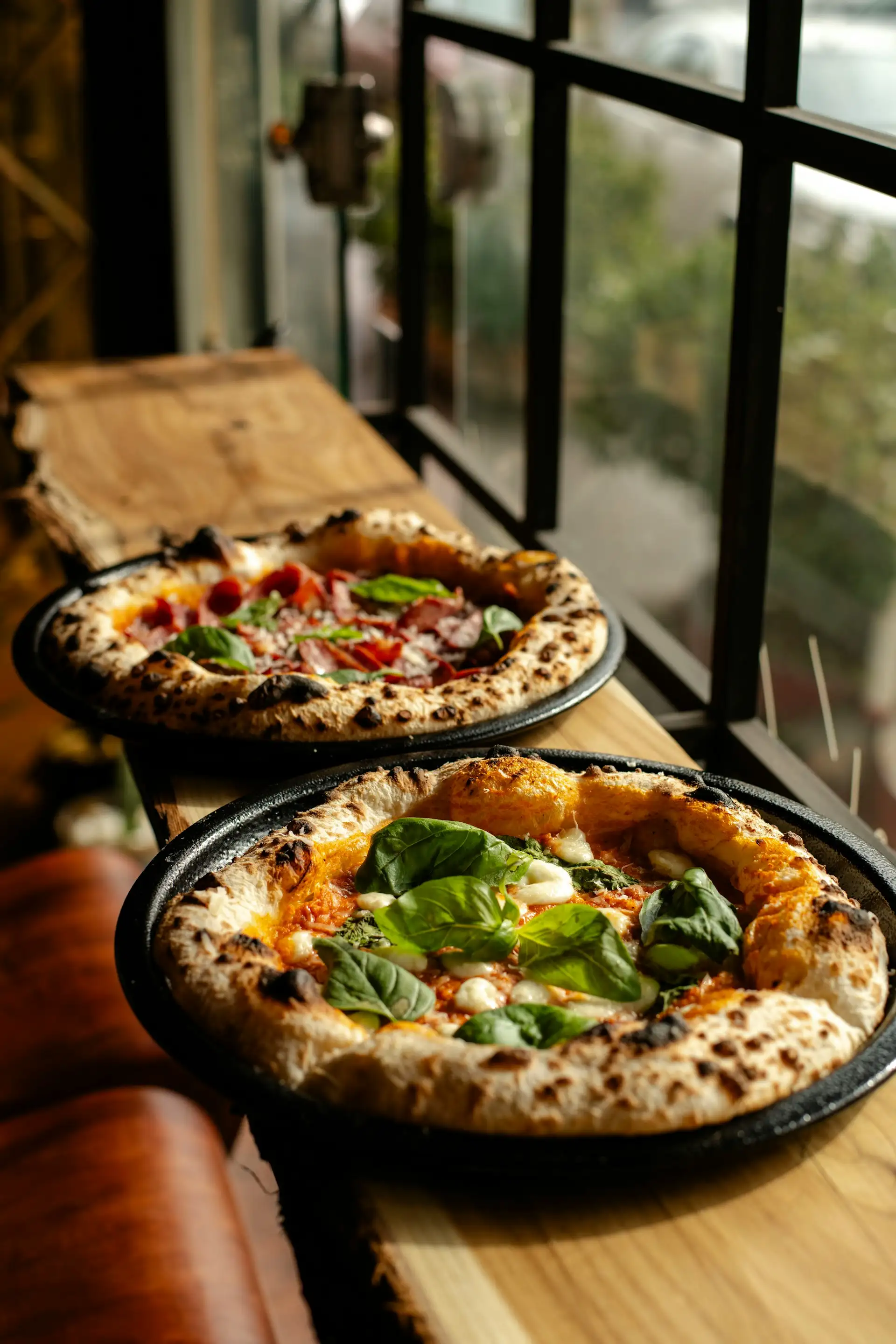 Potrawa Pizza Napoletana - tradycyjna kuchnia Włochy